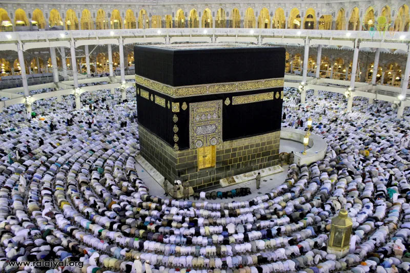 كيف تجرى عملية تطييب الكعبة المشرفة والحجر الأسود يوميًا؟ «فيديو» 