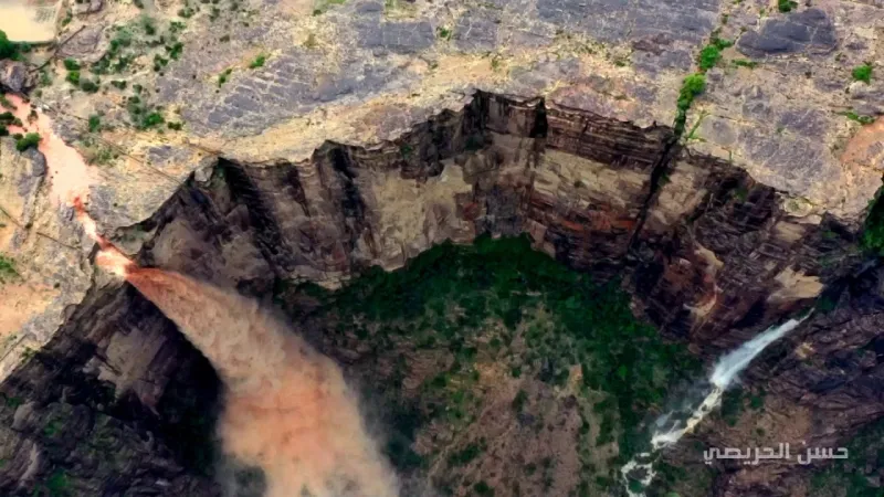 لوحة جمالية ساحرة لشلالات قمم الوهيدة بجبال القهر الشامخة «فيديو»