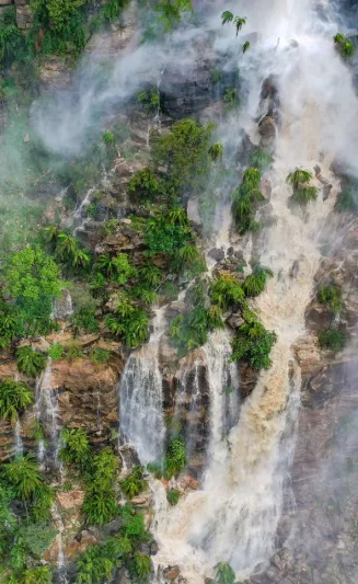 لوحة جمالية ساحرة لشلالات قمم الوهيدة بجبال القهر الشامخة «فيديو»