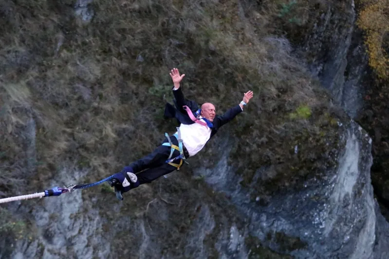 احتفال جنوني بتخفيف إجراءات عزل كورونا في نيوزيلندا «فيديو»