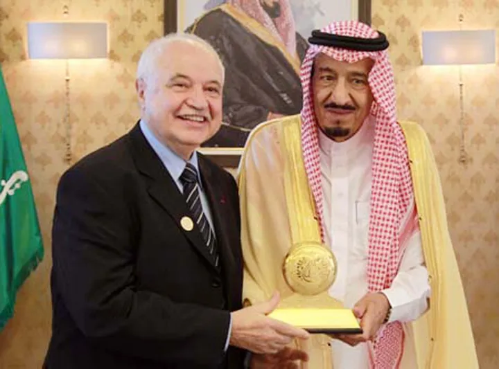  طلال أبو غزالة: الملك سلمان أديب مفوّه يدرك هواجس من يقابلهم.. ودودُ وقريب ودعمني وأنا شابّ.. 