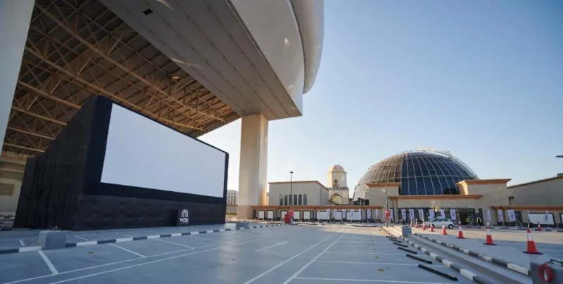 تجربة ترفيهية مميزة..سينما سيارات في دبي بزمن الكورونا «فيديو»