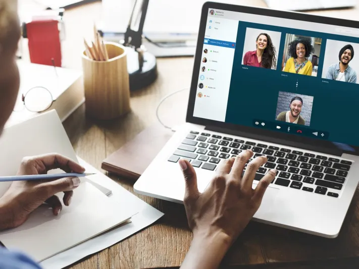 كيف تبدو أكثر مهنية في الاجتماعات «الأونلاين» خلال العمل من المنزل؟ 