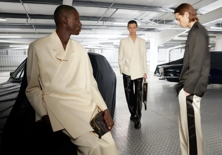 dunhill تستعرض أزياء الموسم الصيفي الجديد في مرآب سيارات (صور)