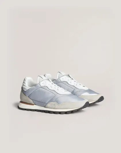 dunhill تستعرض أزياء الموسم الصيفي الجديد في مرآب سيارات (صور)