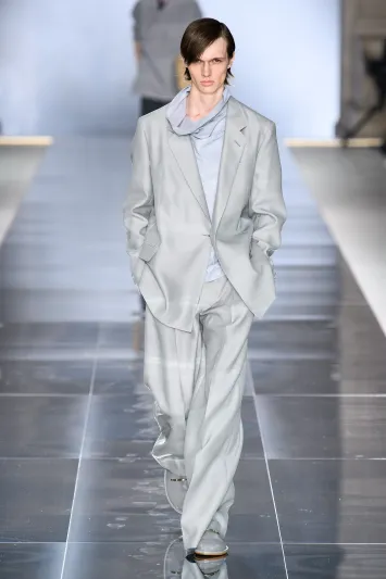 dunhill تستعرض أزياء الموسم الصيفي الجديد في مرآب سيارات (صور)