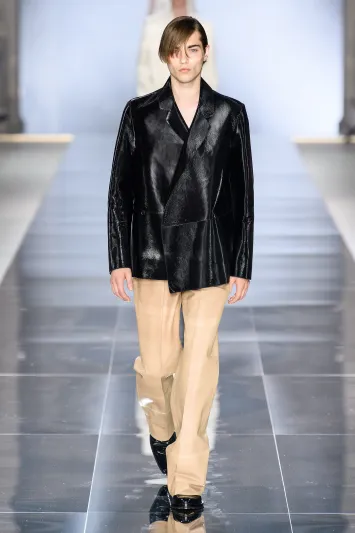 dunhill تستعرض أزياء الموسم الصيفي الجديد في مرآب سيارات (صور)