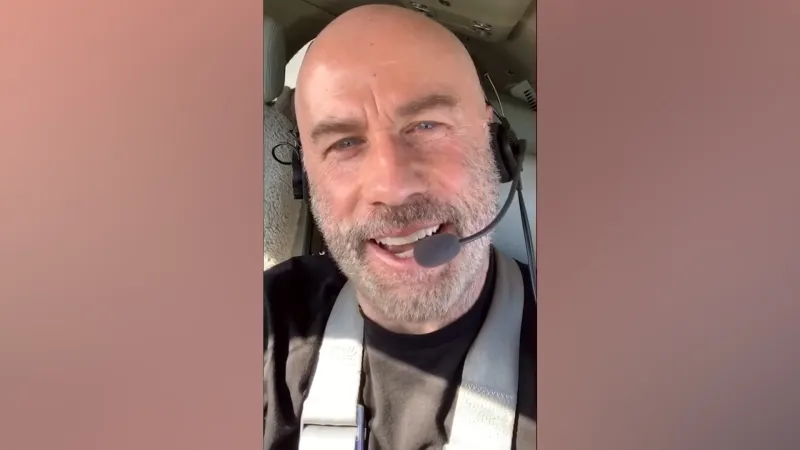 «جون ترافولتا» يستعرض مهاراته في قيادة طائرته الخاصة (فيديو)