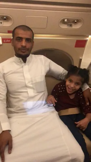 الصحة السعودية تفاجئ مواطنا بطائرة خاصة لعلاج ابنته
