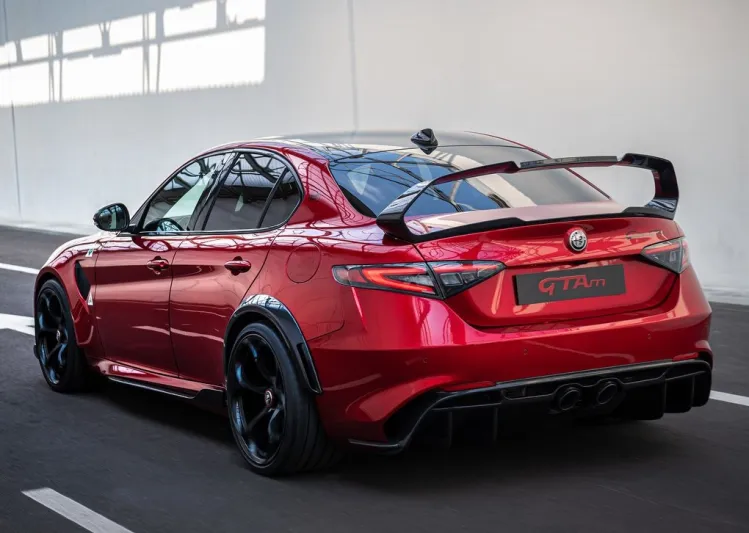 ألفا روميو "2021 Giulia".. التعبير الأقوى عن الأداء والأسلوب الإيطالي المتميز