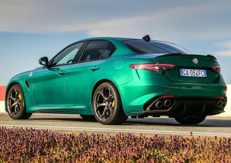 ألفا روميو "2021 Giulia".. التعبير الأقوى عن الأداء والأسلوب الإيطالي المتميز