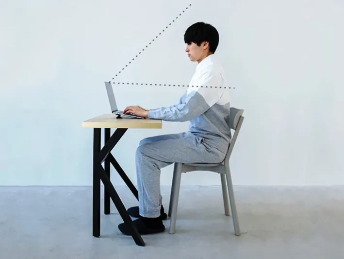 شركة يابانية تبتكر بيجامات نوم رسمية لحضور الاجتماعات أونلاين ! (فيديو)