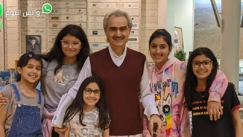 لقطات عفوية.. الوليد بن طلال يشارك حفيداته فرحة العيد (فيديو)