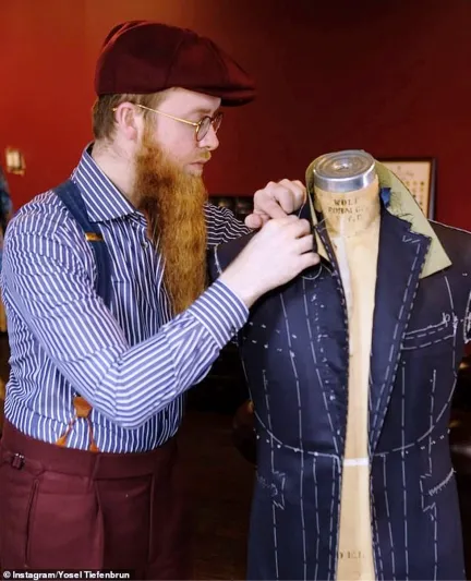 لا تتنازل عن أناقتك ..كمامات رسمية فاخرة مقابل 300 دولار (صور)