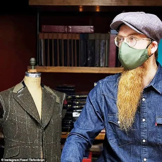 لا تتنازل عن أناقتك ..كمامات رسمية فاخرة مقابل 300 دولار (صور)