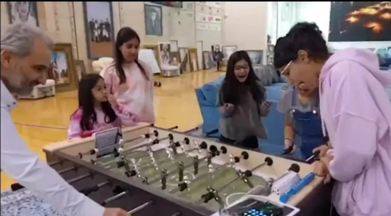 لقطات عفوية.. الوليد بن طلال يشارك حفيداته فرحة العيد (فيديو)