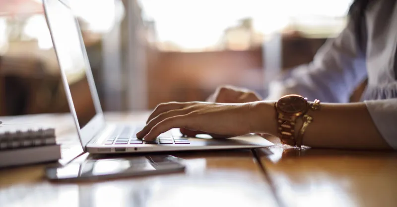 العمل من دورة المياه.. طقوس غريبة للعمل من المنزل خلال كورونا