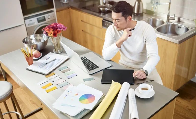 العمل من دورة المياه.. طقوس غريبة للعمل من المنزل خلال كورونا