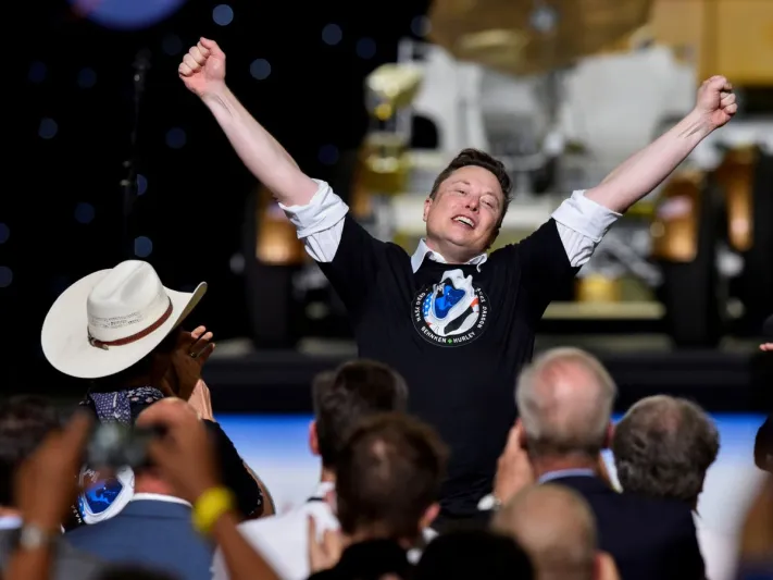 كيف احتفل ماسك بعد الإطلاق التاريخي لرواد فضاء ناسا على كبسولته؟ «فيديو»