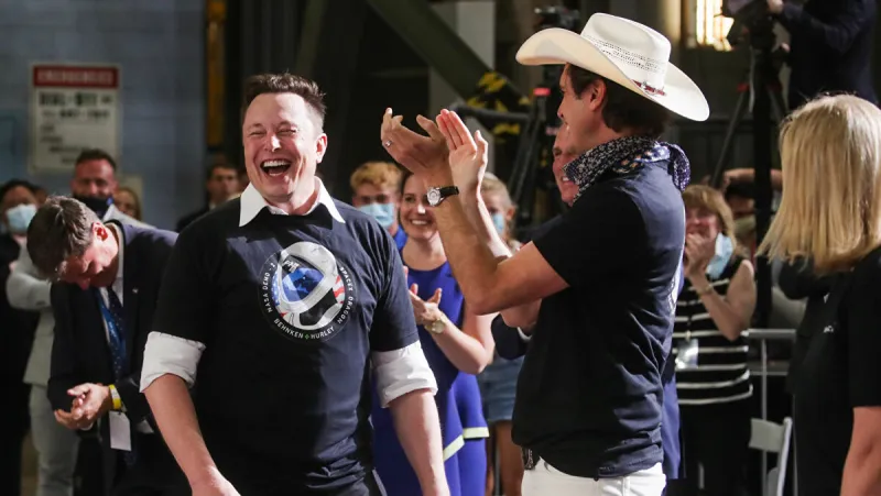 كيف احتفل ماسك بعد الإطلاق التاريخي لرواد فضاء ناسا على كبسولته؟ «فيديو»