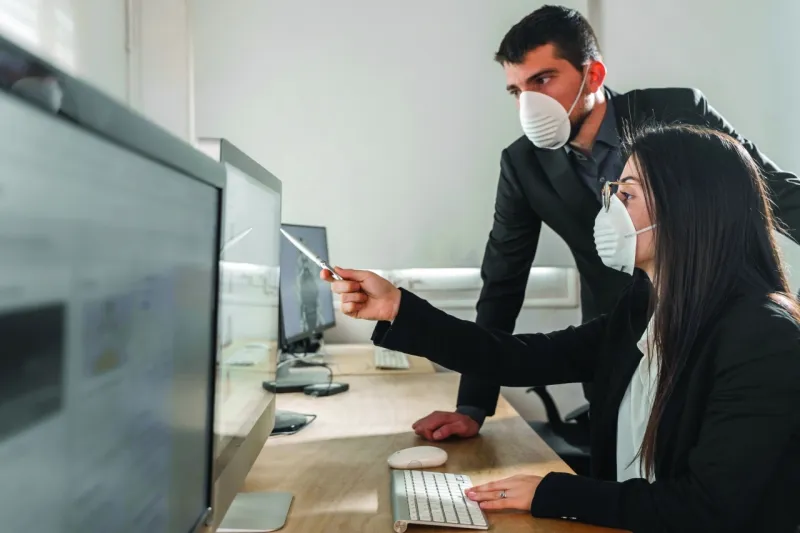 للعائدين للعمل من مكاتبهم .. نصائح للوقاية من فيروس كورونا بأماكن العمل