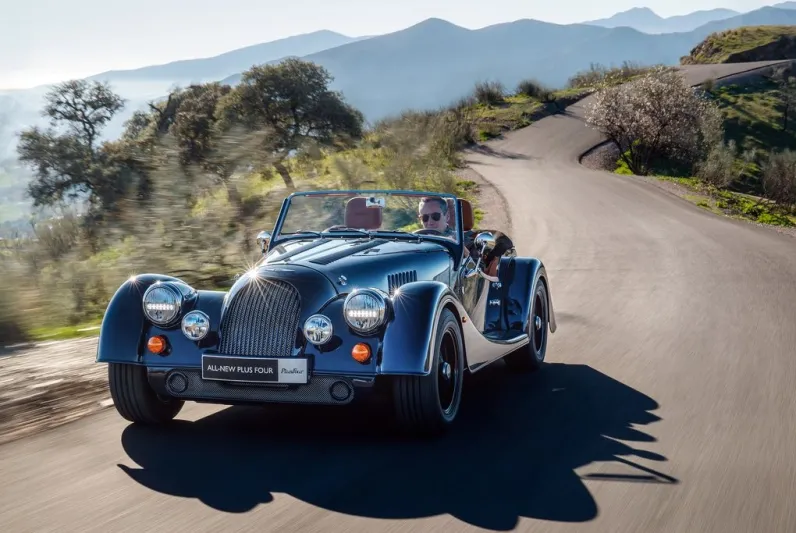 التصميم الكلاسيكي الرائع Morgan Plus Four  بتكنولوجيا القرن الحادي والعشرين