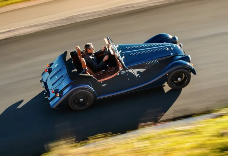 التصميم الكلاسيكي الرائع Morgan Plus Four  بتكنولوجيا القرن الحادي والعشرين