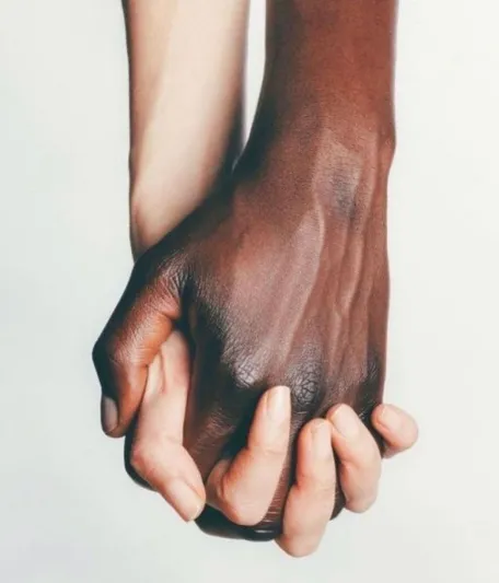 طريقة مبتكرة.. كيف واجهت دور الأزياء العالمية العنصرية؟ 