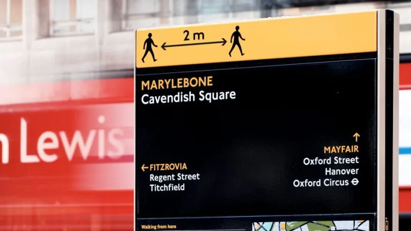 اللافتات الخاصة بالحرب ضد كورونا في كل مكان.. كيف تختار الأكثر تأثيرًا؟