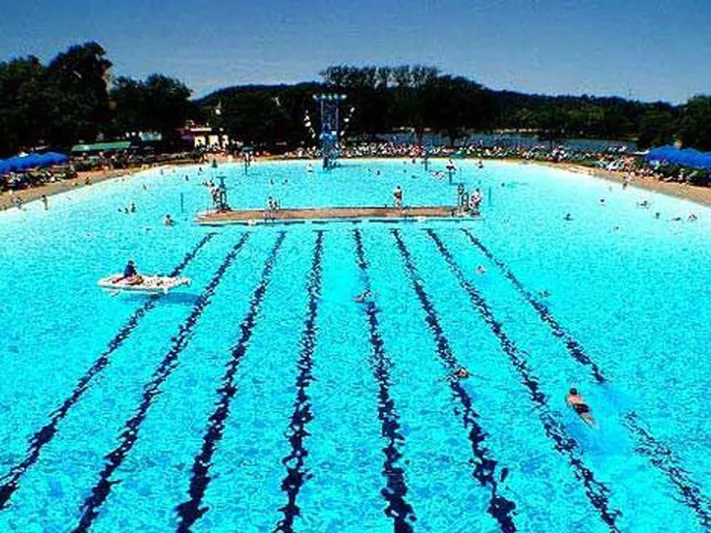 المسابح في زمن كورونا.. هل تنتقل العدوى عبر المياه؟ 