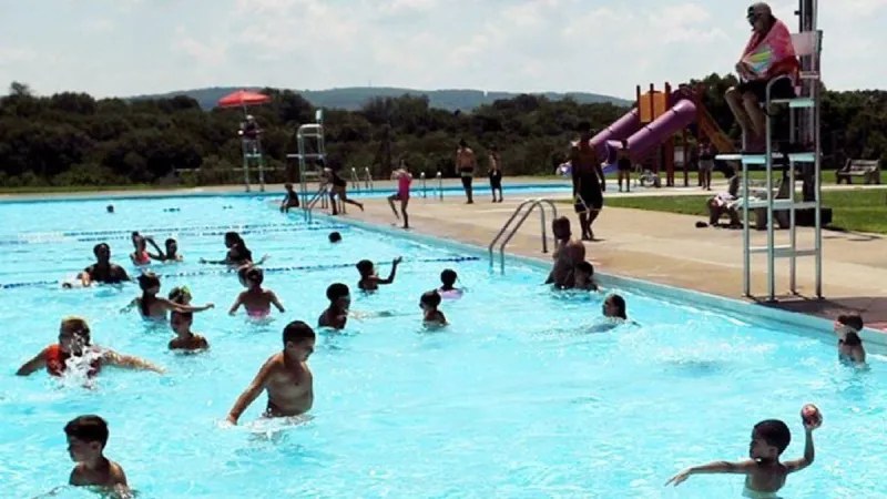 المسابح في زمن كورونا.. هل تنتقل العدوى عبر المياه؟ 