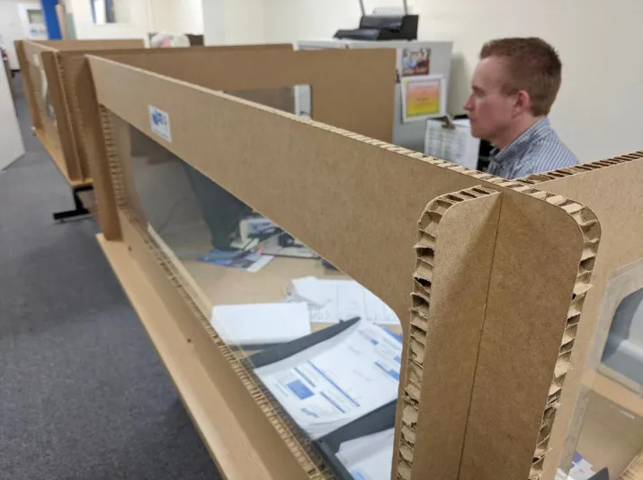 وضع الموظفين في كرتون! .. طرائف العمل في زمن كورونا