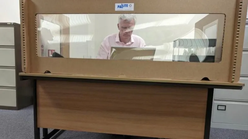 وضع الموظفين في كرتون! .. طرائف العمل في زمن كورونا