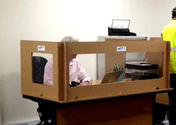 وضع الموظفين في كرتون! .. طرائف العمل في زمن كورونا