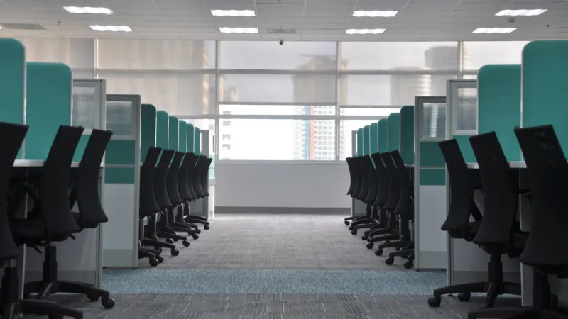 وضع الموظفين في كرتون! .. طرائف العمل في زمن كورونا