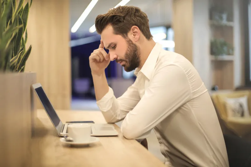 مشكلة تواجهنا جميعًا.. ماذا نفعل عندما نُشكك في مغزى عملنا؟