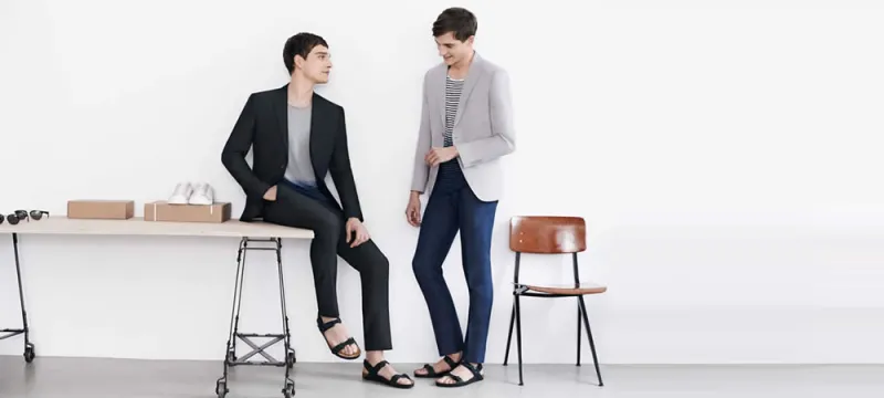 دليل الرجل العربي لارتداء الصندل مع مختلف أنماط الملابس بطريقة عصرية