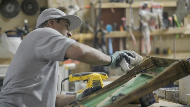 قصة «أبو حليقة» سعودي يهوى النجارة: تعلمتها من والدي «صور» 