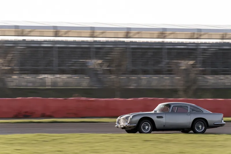 "الرجل" تشارك في قيادتها على المضمار: سيارات فيلم جيمس بوند الجديد "لا وقت للموت"