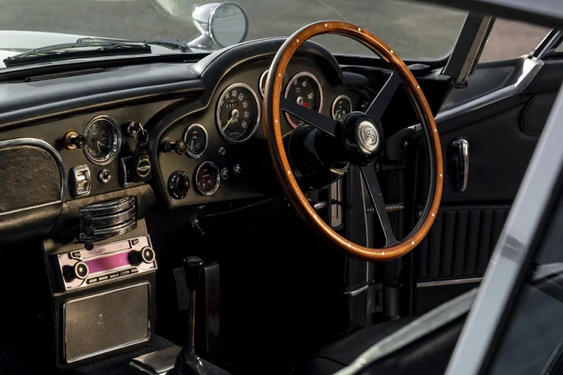 "الرجل" تشارك في قيادتها على المضمار: سيارات فيلم جيمس بوند الجديد "لا وقت للموت"