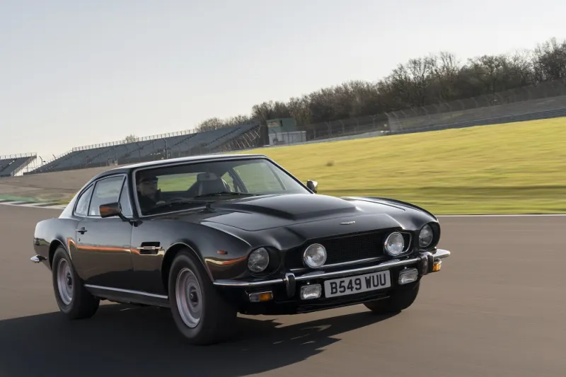 "الرجل" تشارك في قيادتها على المضمار: سيارات فيلم جيمس بوند الجديد "لا وقت للموت"