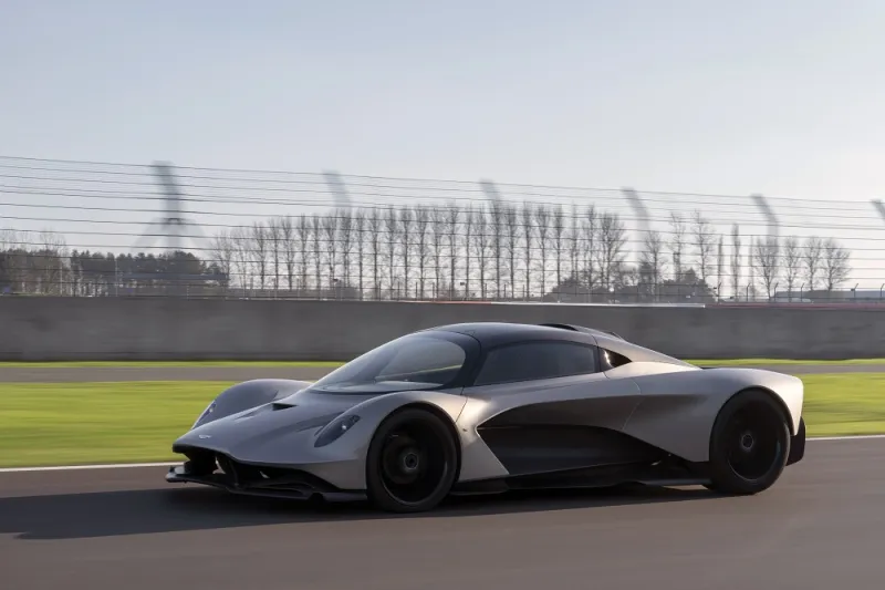 "الرجل" تشارك في قيادتها على المضمار: سيارات فيلم جيمس بوند الجديد "لا وقت للموت"