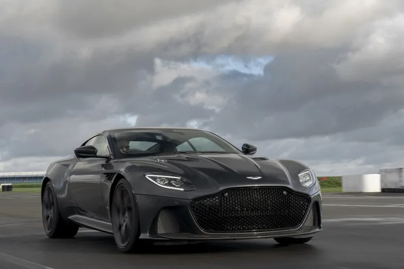 "الرجل" تشارك في قيادتها على المضمار: سيارات فيلم جيمس بوند الجديد "لا وقت للموت"