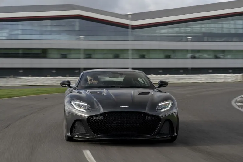 "الرجل" تشارك في قيادتها على المضمار: سيارات فيلم جيمس بوند الجديد "لا وقت للموت"