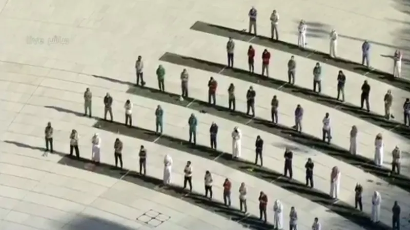 شاهد أداء صلاة الكسوف بالمسجد الحرام «فيديو»