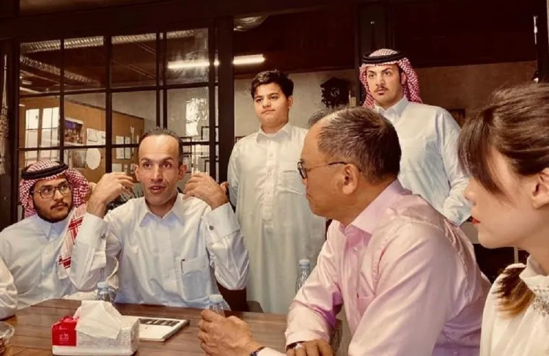 رائد الأعمال حاتم البلوي.. ابن القريات بدأ حارساً في مستشفى وانتهى مديراً في اليونسكو