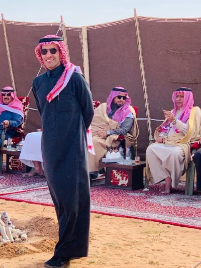 رائد الأعمال حاتم البلوي.. ابن القريات بدأ حارساً في مستشفى وانتهى مديراً في اليونسكو