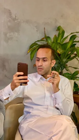 رائد الأعمال حاتم البلوي.. ابن القريات بدأ حارساً في مستشفى وانتهى مديراً في اليونسكو