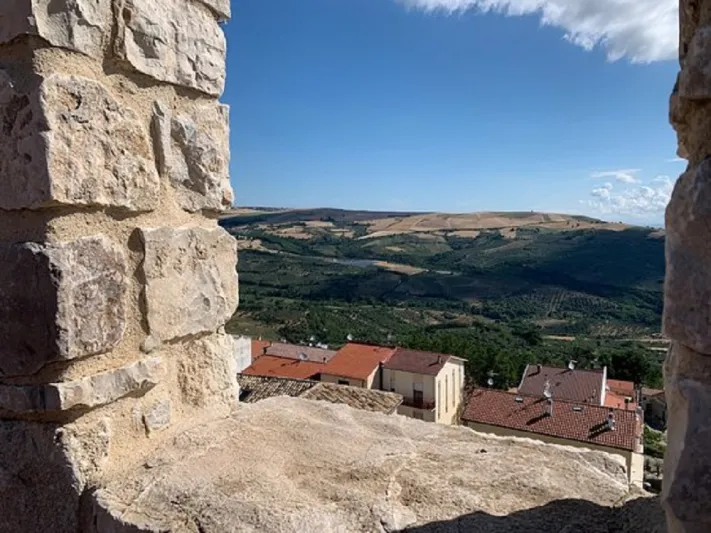 عطلة مجانية.. بلدة إيطالية تتيح منازل فاخرة للإقامة لمدة أسبوع