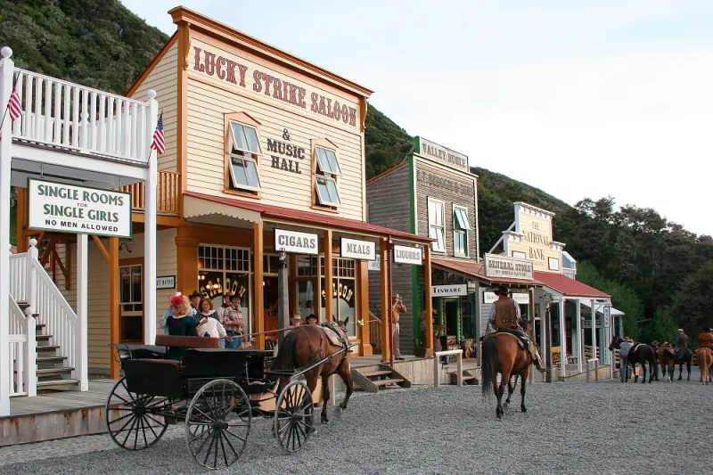 تضم 10 بنايات.. بلدة صغيرة في نيوزيلندا للبيع مقابل 11 مليون دولار«فيديو»